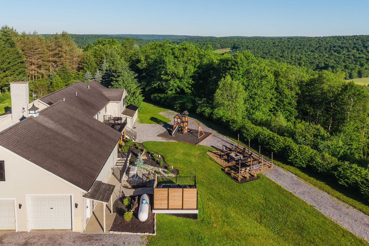 🏡 Spacious modern farmhouse with the vista deck off the kitchen.
