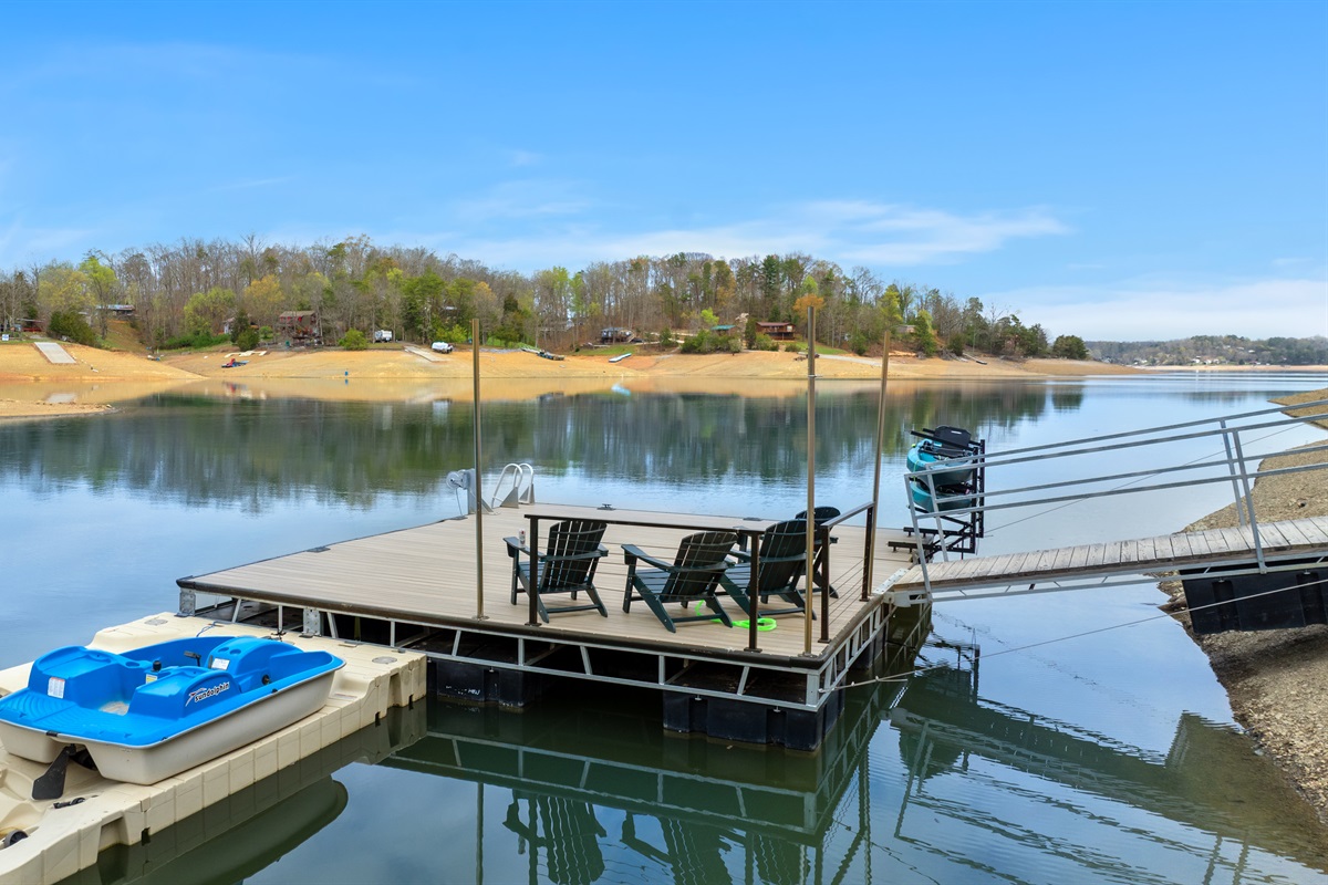 Brand new dock, 2 jet ski ports, lounge chairs, 2 kayaks and paddleboat. (Note, this is low water in mid-march)