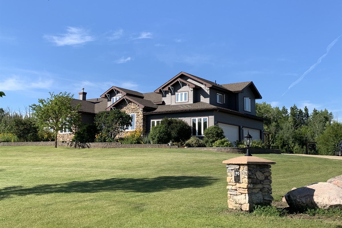 STREET VIEW FRONT OF HOUSE. GUEST SUITE IS LOCATED ABOVE THE GARAGE. SUITE HAS ITS OWN PRIVATE ENTERANC OFF BACK DECK. LOTS OF NATURAL LIGHT AND GREAT VIEWS.