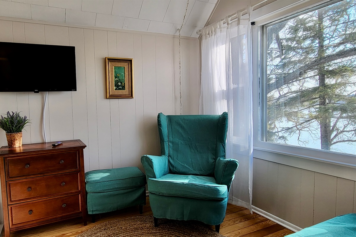 Lakeview Apartment - Living room