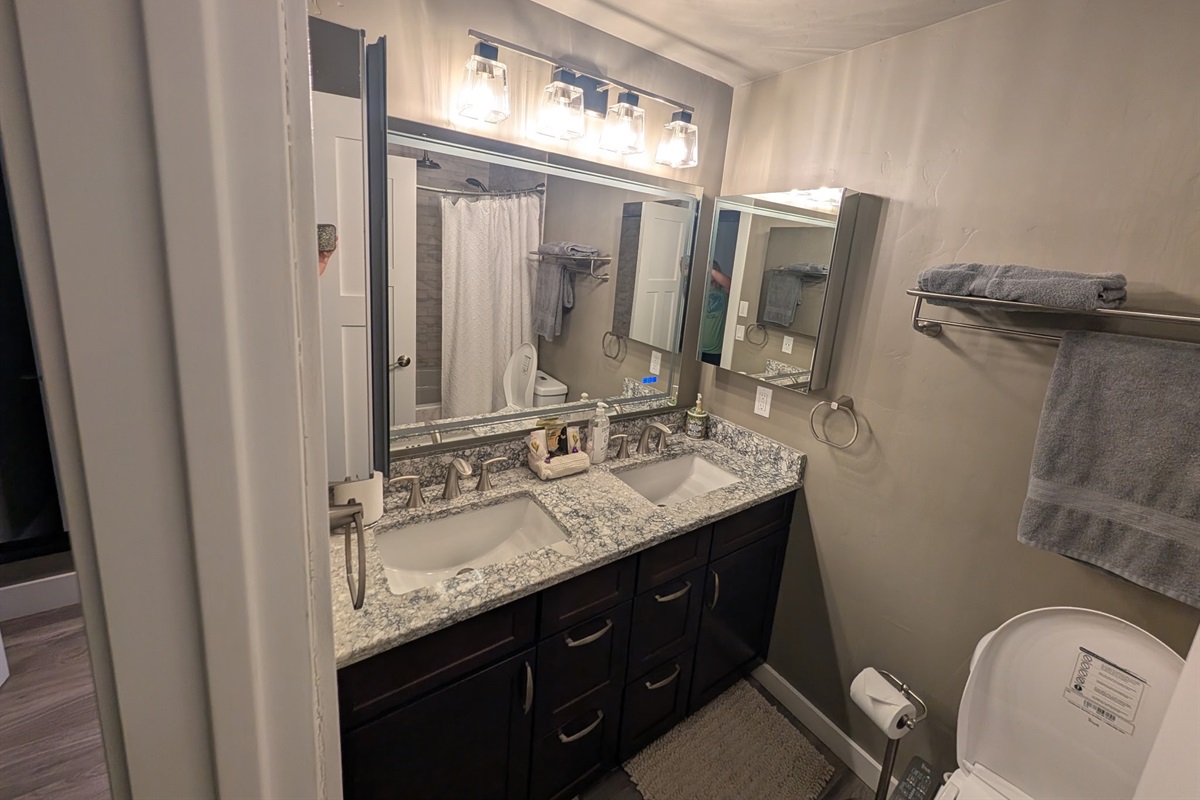 Main bathroom with a double sinks and a bidet
