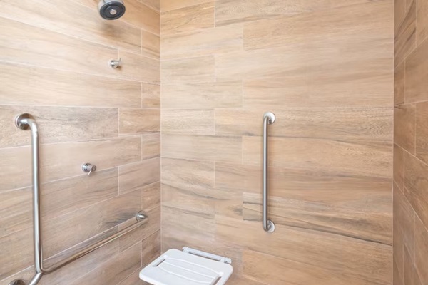 🚿 Espaço de apoio da sauna com chuveiros modernos para maior conforto.