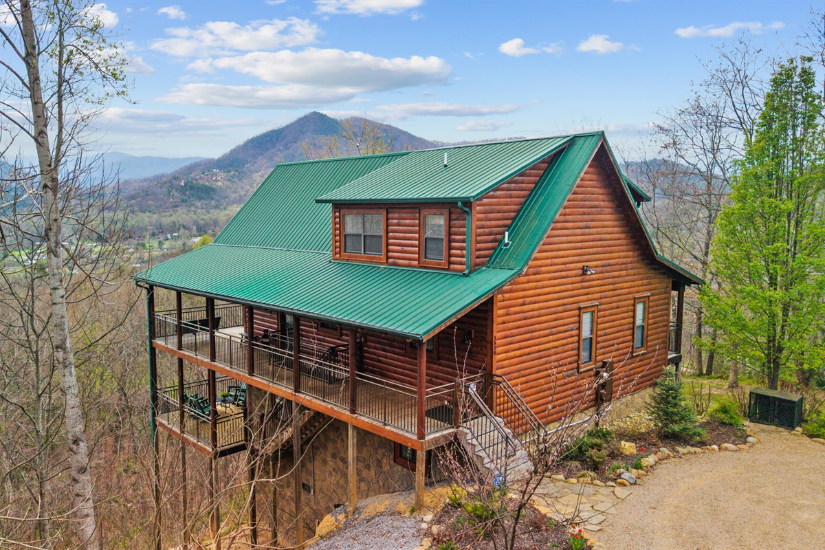 A true mountain cabin retreat with space, privacy, and unforgettable views.