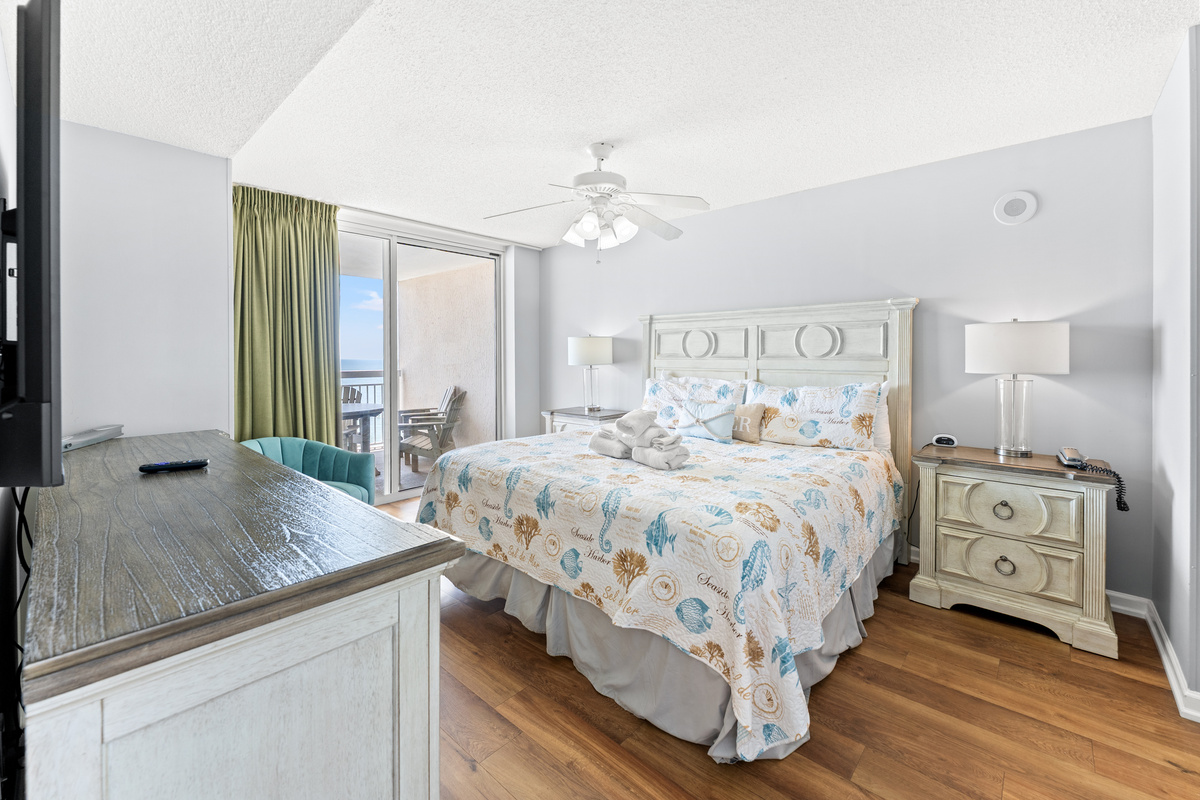 Oceanfront Main bedromm with king, balcony access and ensuite