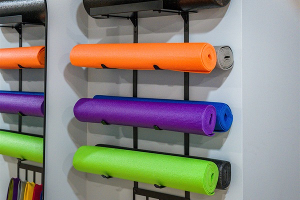 Every detail is thought through—even the wall-mounted rack of mats and bands is guest-friendly and organized, making it easy for everyone in the group to grab what they need.