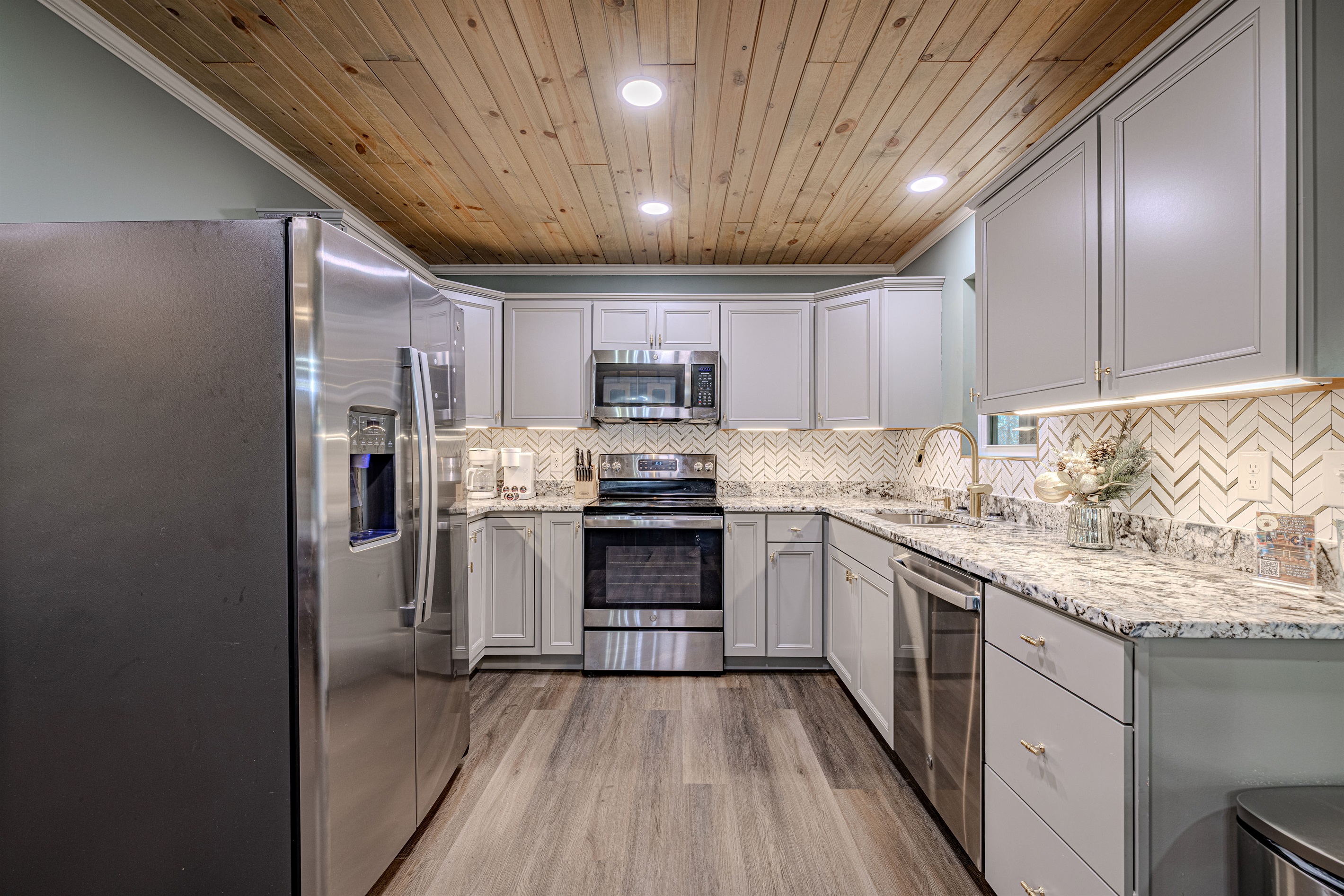 Everything you need to prepare a feast. Enjoy the convenience of a full-size fridge with ice and water dispenser and ample cabinet space.