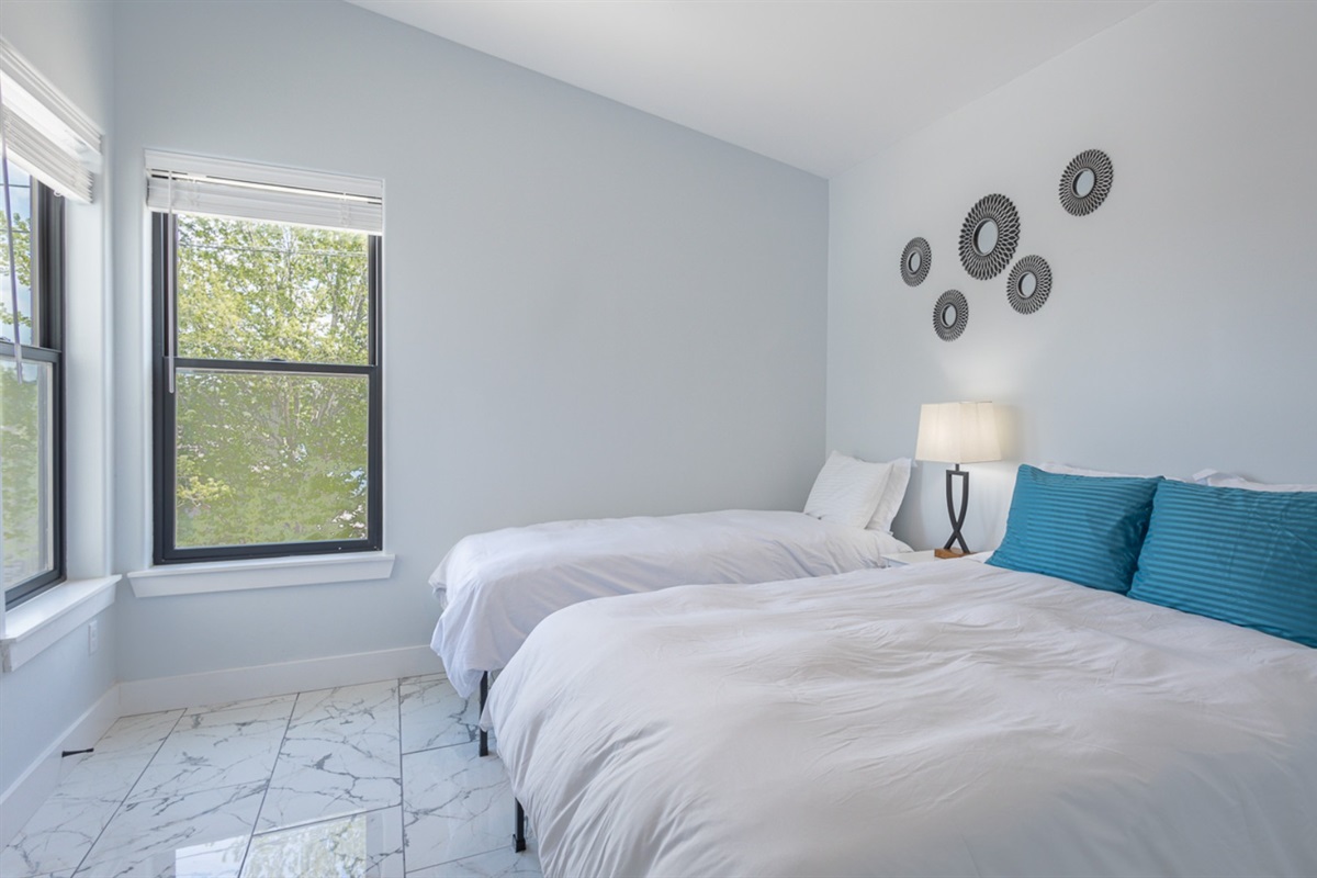 Guest Queen & Twin Beds