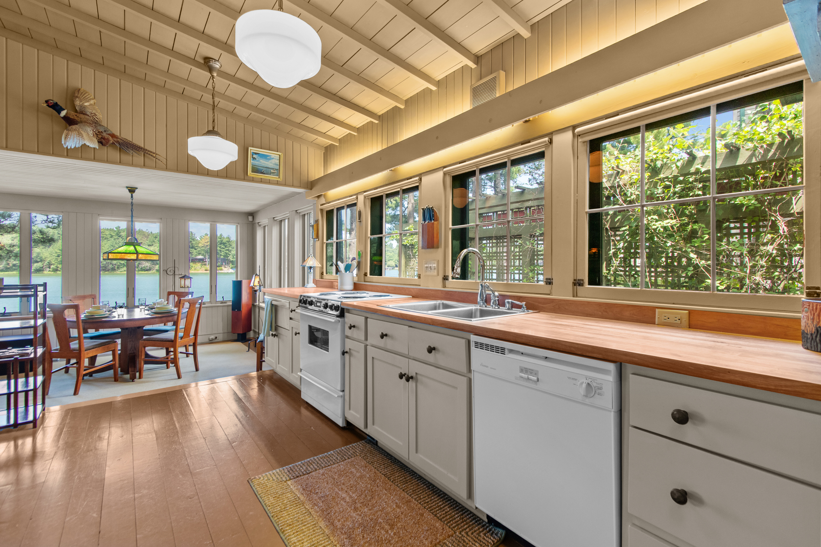 Cook up family favorites with everything you need close at hand, then let the dishwasher handle the cleanup so you can get back to enjoying the lake.