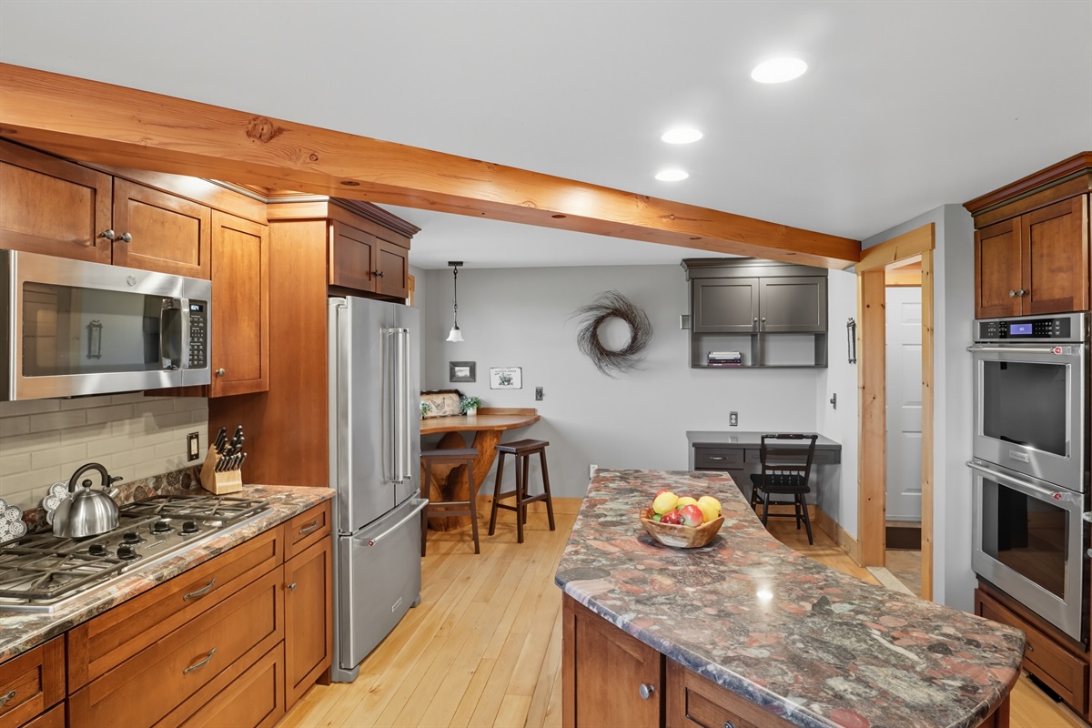Stainless appliances and modern finishes for all your cooking needs.