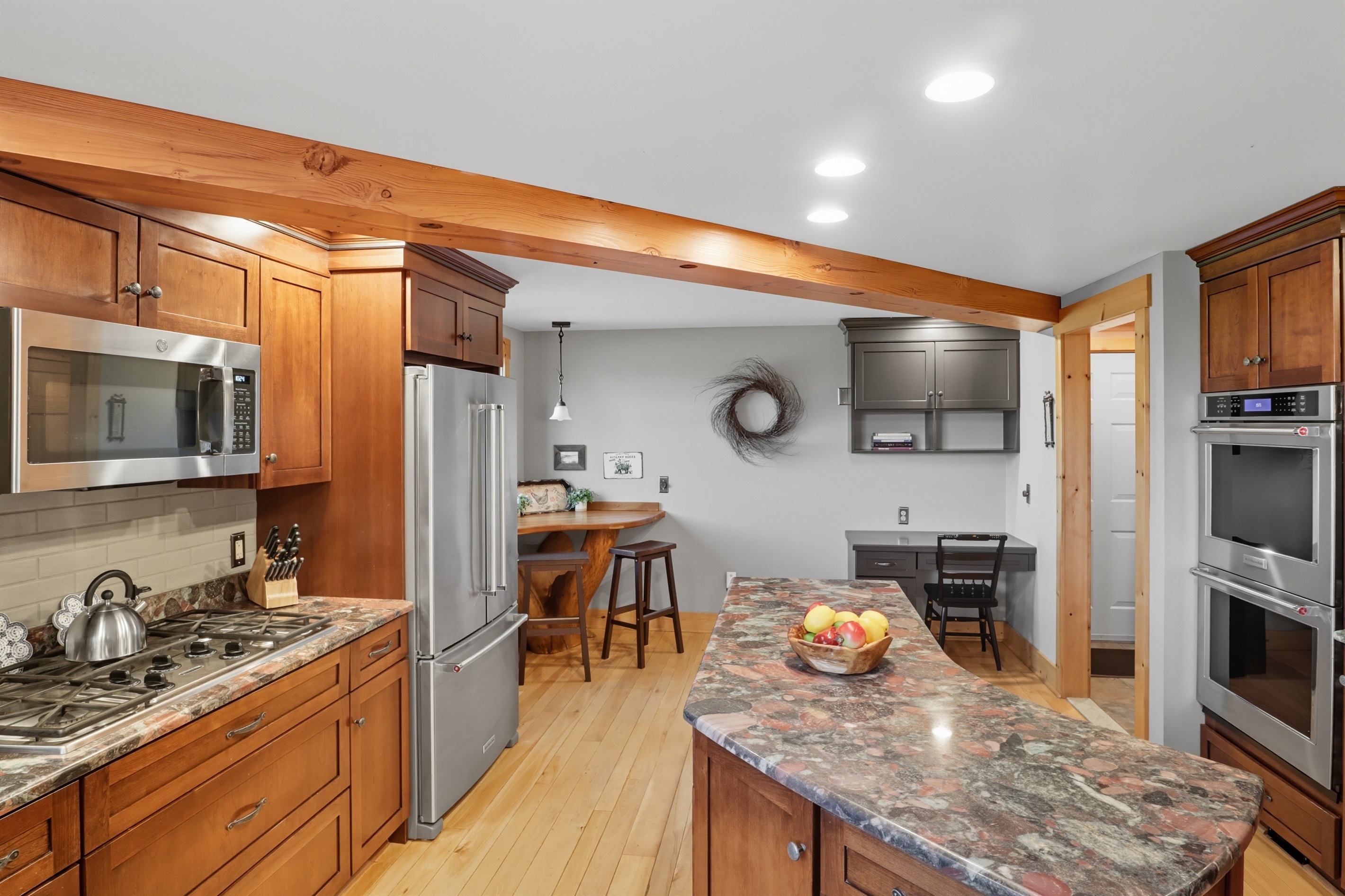 Stainless appliances and modern finishes for all your cooking needs.