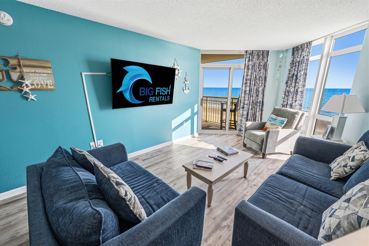 Living Room with Stunning Views🌊☀️