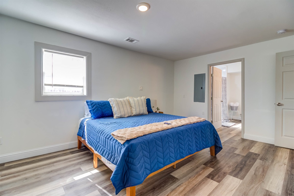 Master bedroom w/ ensuite bathroom