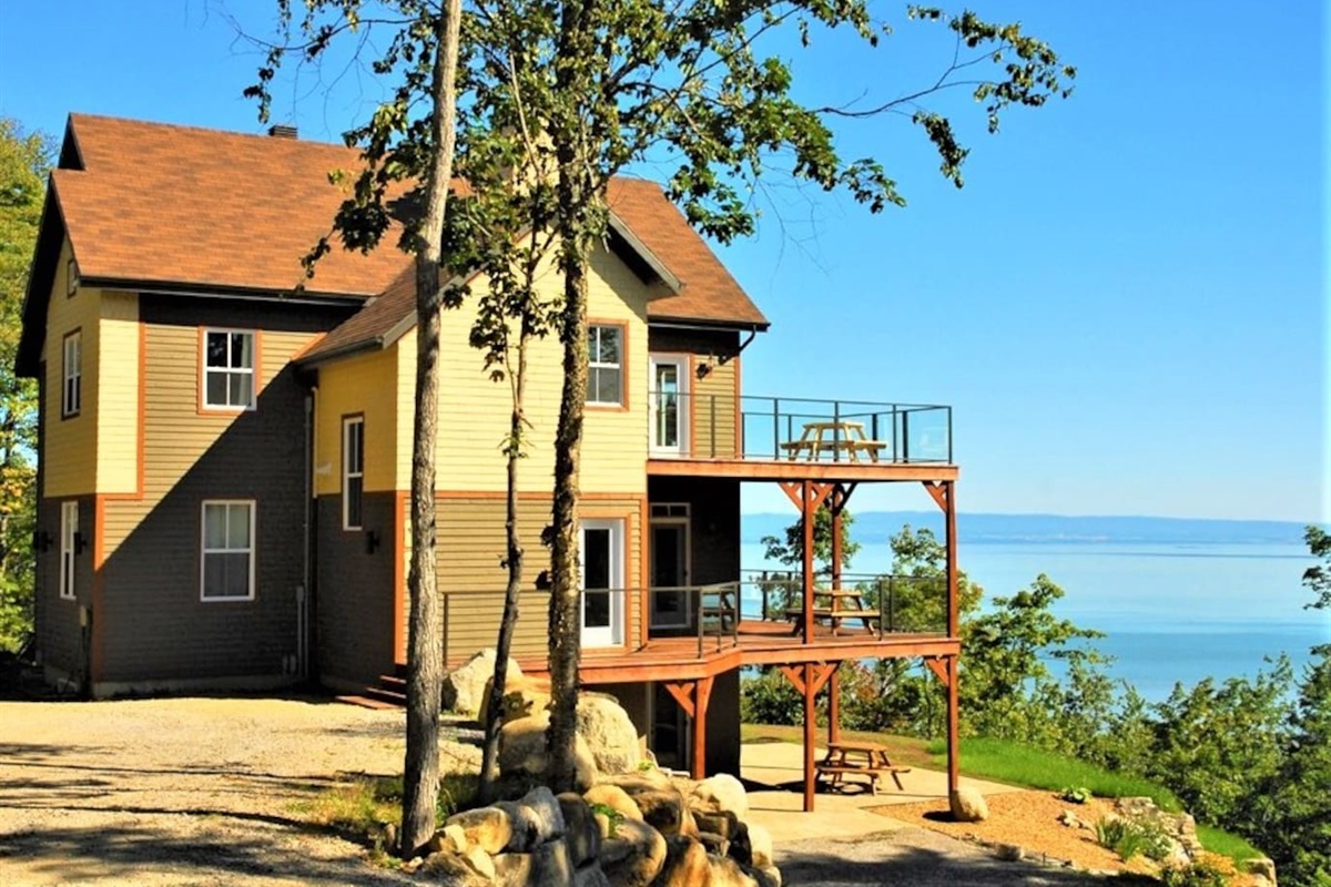 La vue est incroyable, particulièrement au rez-de-chaussée dans ce chalet-condo sur les 2 étages du bas.