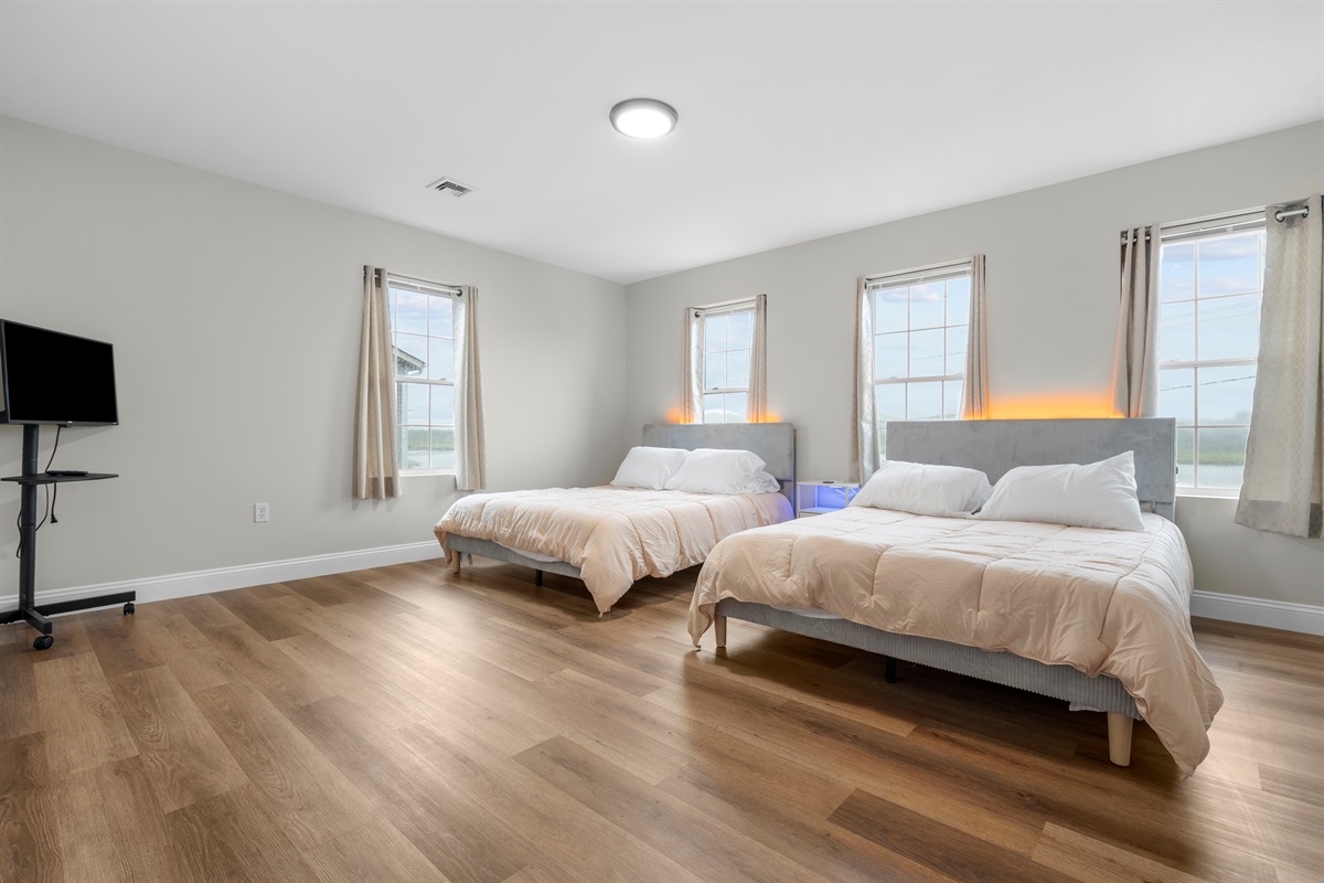 LARGEST room with 2 Queen Beds