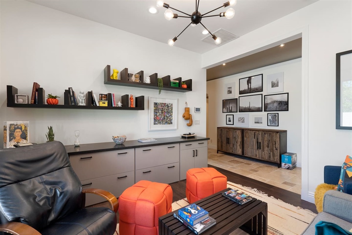 Find inspiration in our cozy office! Adorned with unique figurines and a curated selection of books, this space is perfect for productivity and creativity.