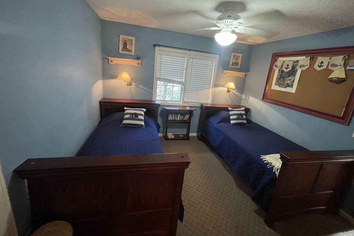 Upper Bedroom - 2 Twin Beds with TV and Jack and Jill Bathroom