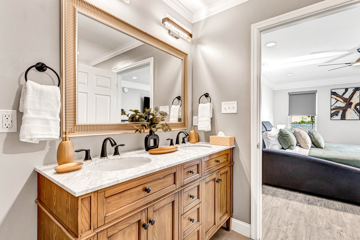 Full Bathroom 2