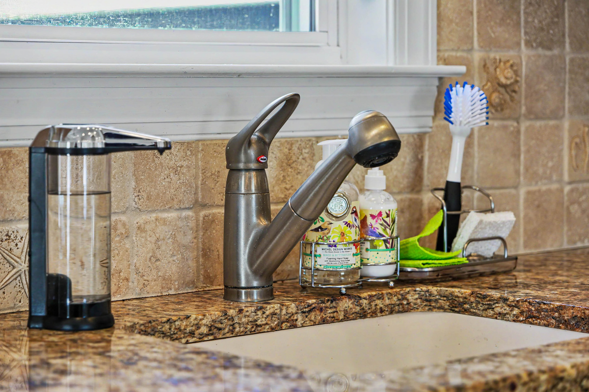 kitchen_sink_faucet_detail