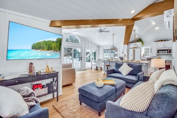 Sunrise cottage - You get tons of natural light in Sunrise Cottage. All windows have up/down cellular shades so that you can adjust the level of privacy you want at any time of the day.