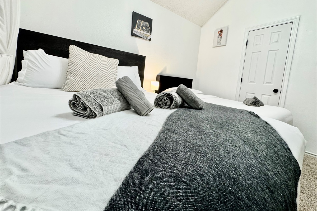 Private Twin and Queen Bedroom — Quiet Space for Rest & Productivi