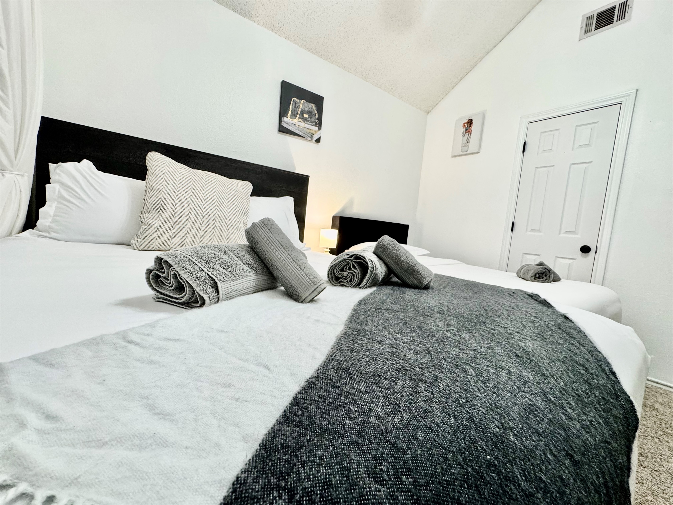 Private Twin and Queen Bedroom — Quiet Space for Rest & Productivi