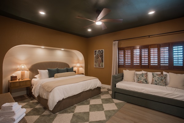 Bedroom 2 is designed for flexibility and comfort.
A king bed, plus a twin daybed with a pull-out trundle, makes this room perfect for friend groups or families who want options.