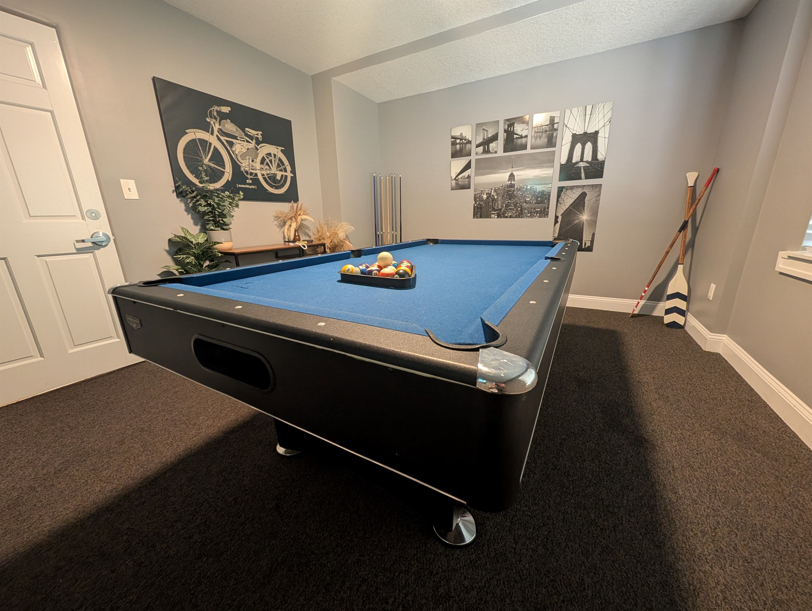 Group Retreat w/ Projector, Pool Table & Parking 4