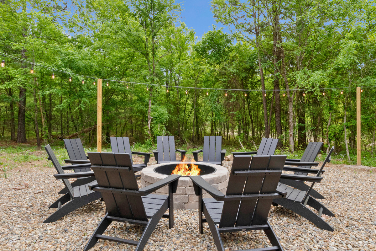Gather round the fire pit for endless evenings under the stars. Our outdoor area is your new favorite spot to relax and reconnect with friends.