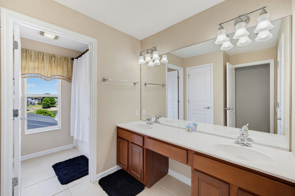 Upstairs bathroom w/ dual vanity & shower/tub combo