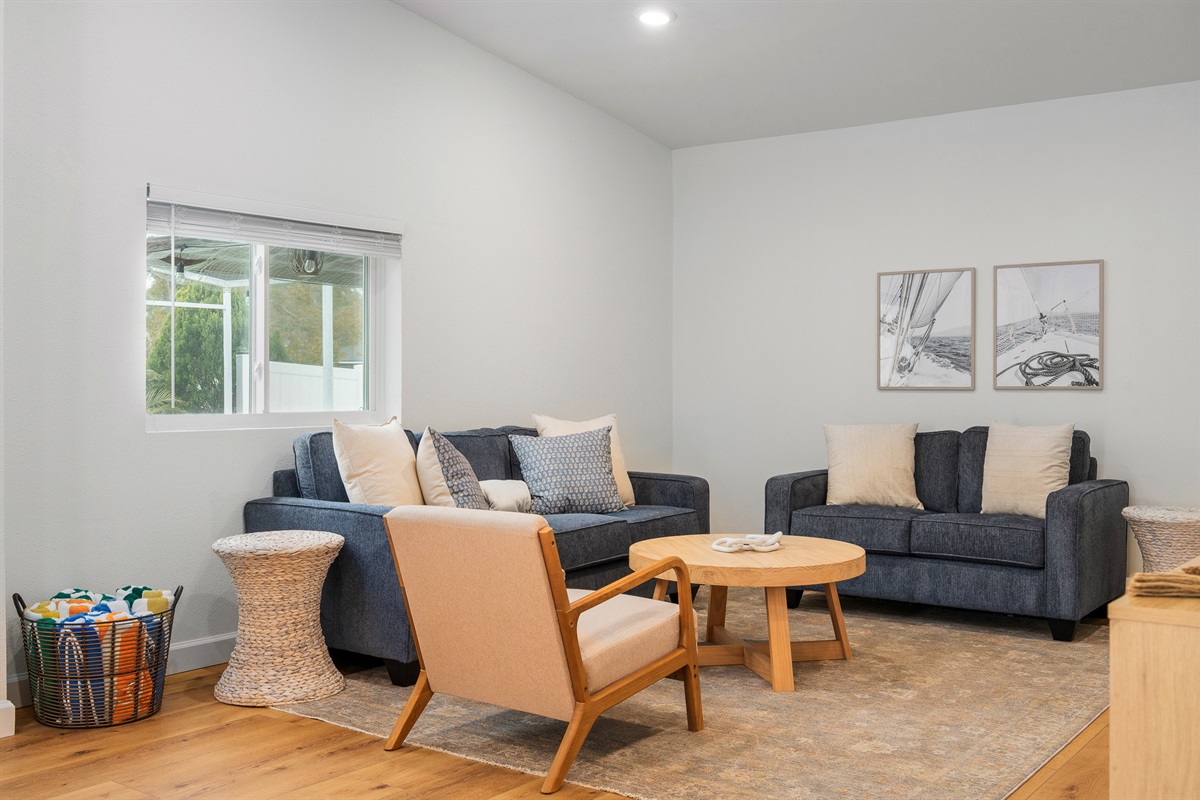 🌿✨ Seamless Indoor–Outdoor Living ✨🌿
Open the three-panel sliders to the pool and screened lanai just steps away 🏊‍♂️☀️. Unwind with the 55" smart TV 📺 or enjoy family board games 🎲 for cozy nights in 🛋️💛