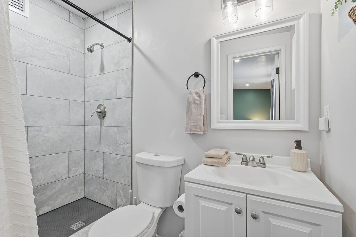 Lovely ensuite bathroom.