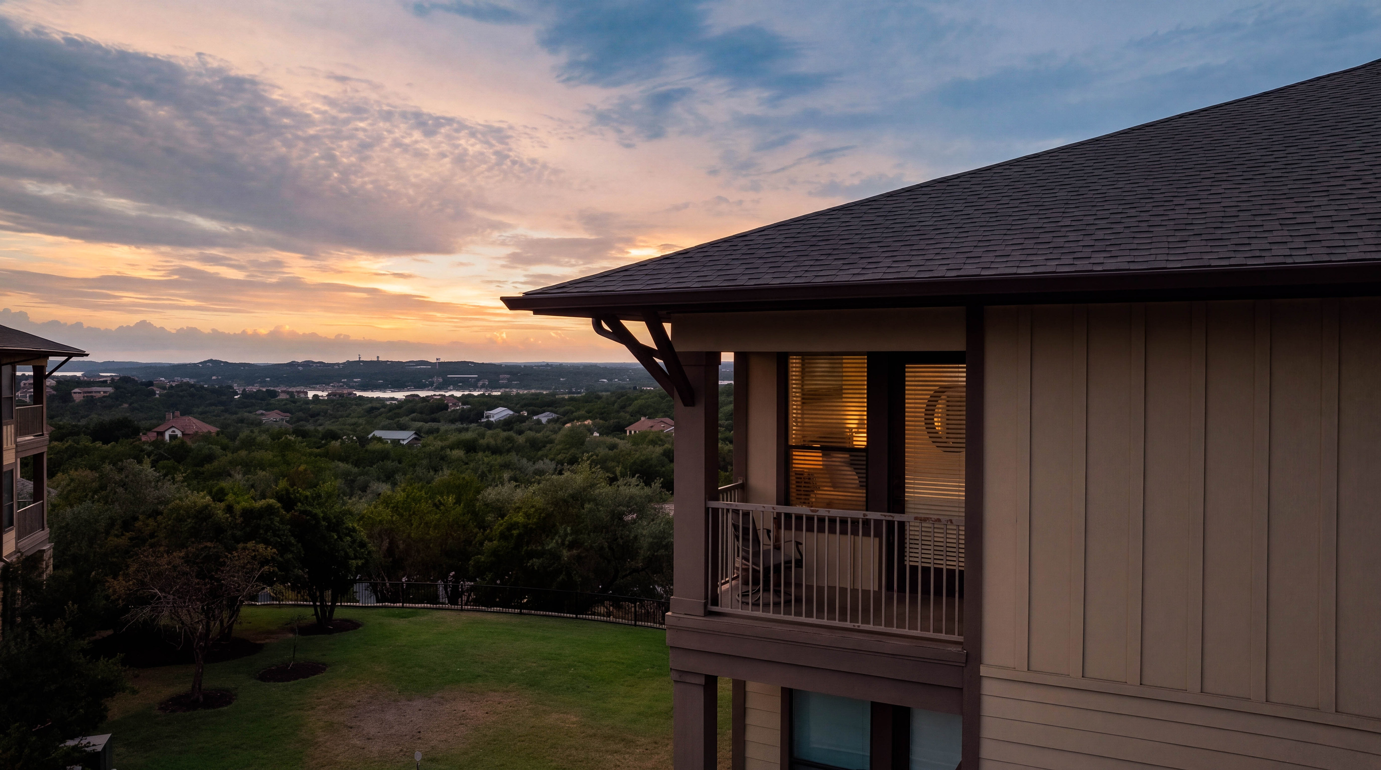 Third-floor condo in The Hollows with an elevated setting overlooking the Lake Travis area.