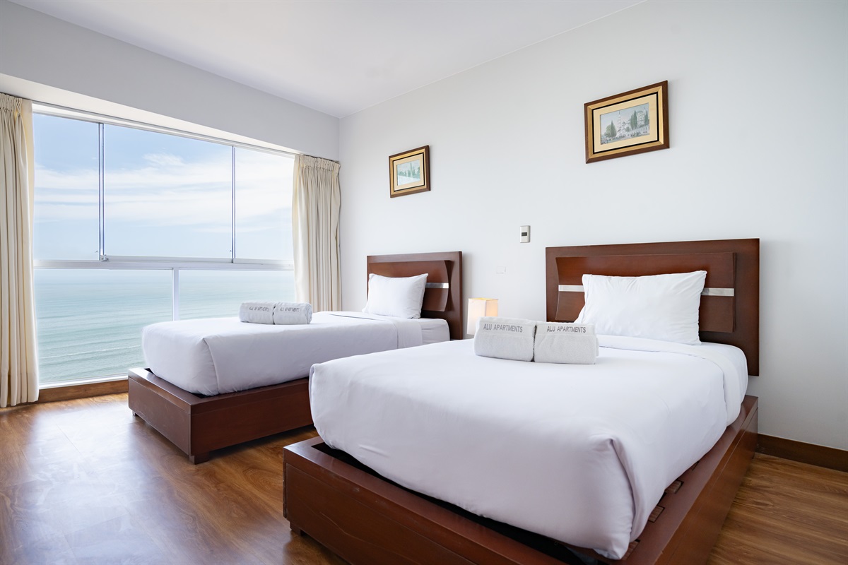 Ideal for friends or siblings — stylish and comfortable with front-facing sea view  /  Ideal para amigos o hermanos — con estilo, cómoda y con vista al mar