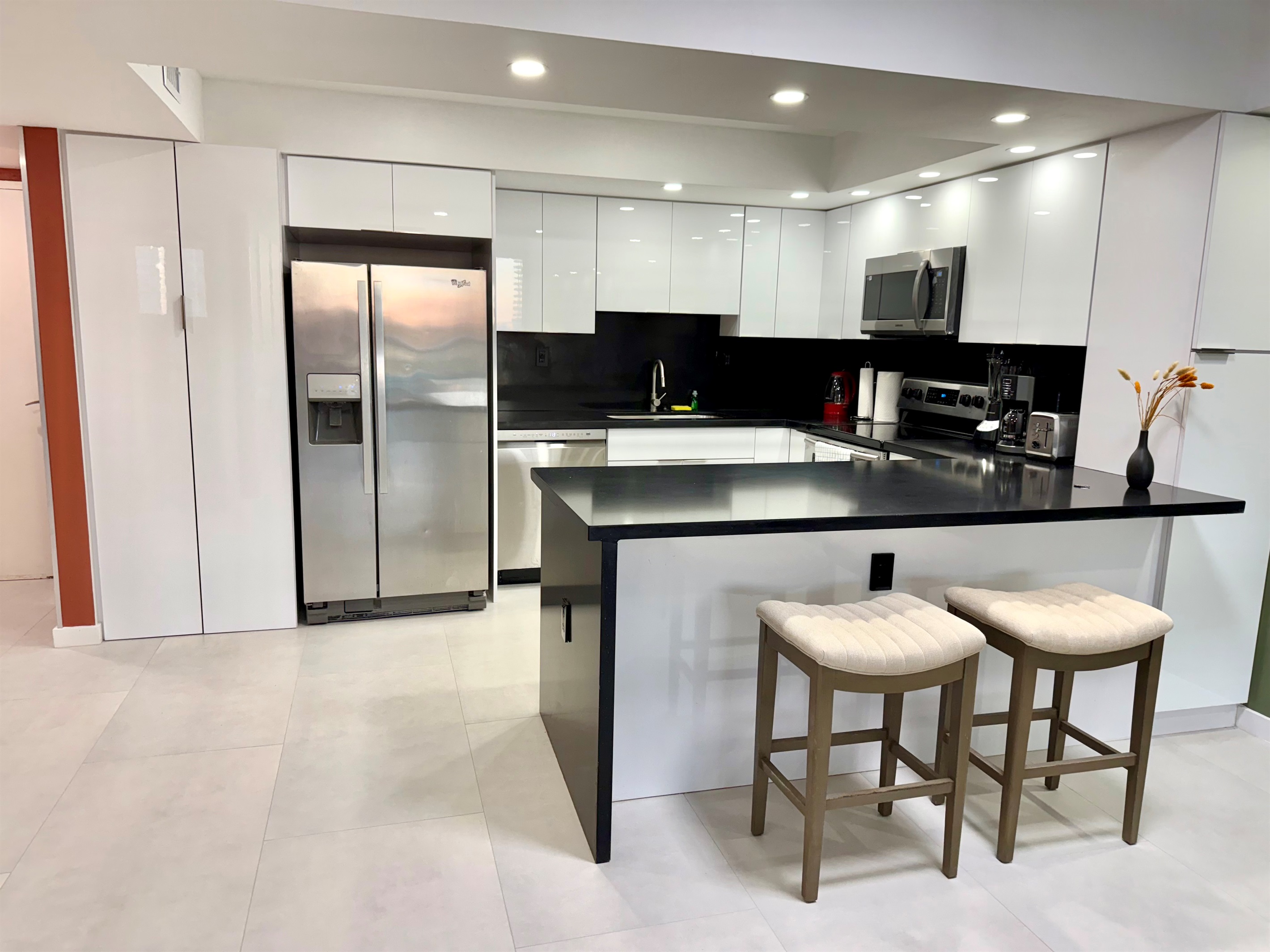 Full Kitchen with stainless steel appliances and laundry inside the apartment ! 