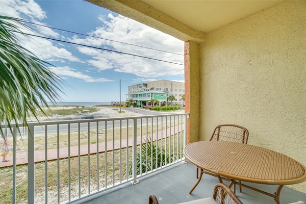 Outdoor Dining Table on Balcony