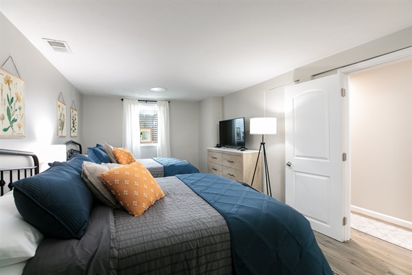 Cozy 4BR 3BA Home 1.2 Mi Walk to ND, photo 10