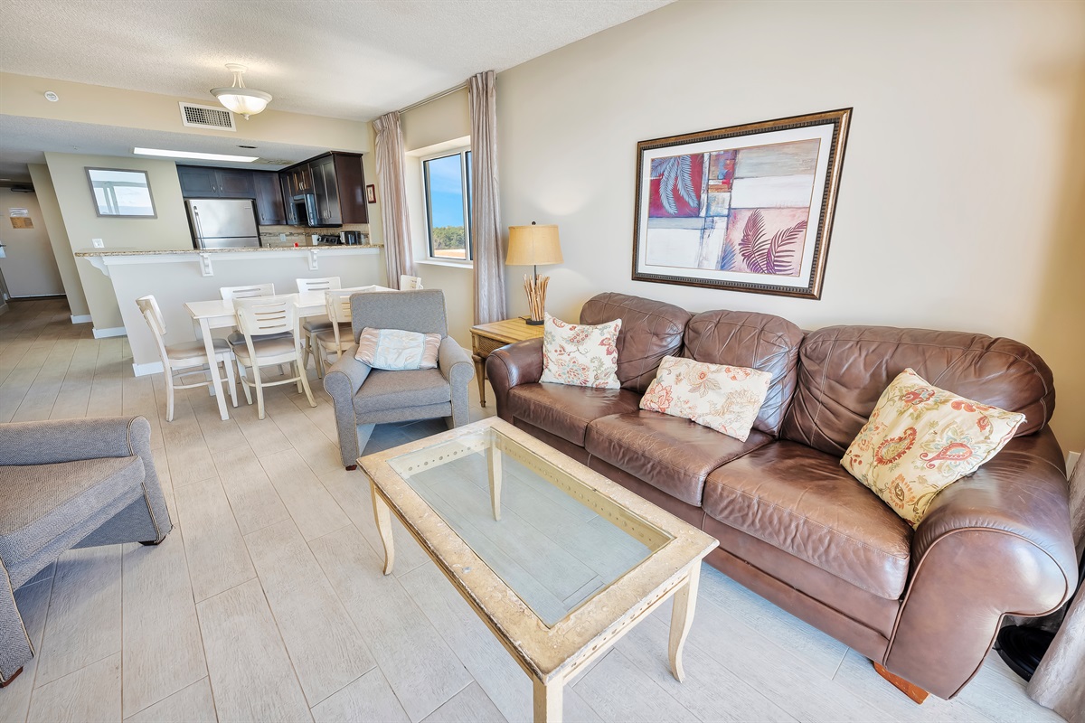 Living Room with Stunning Views🌊☀️