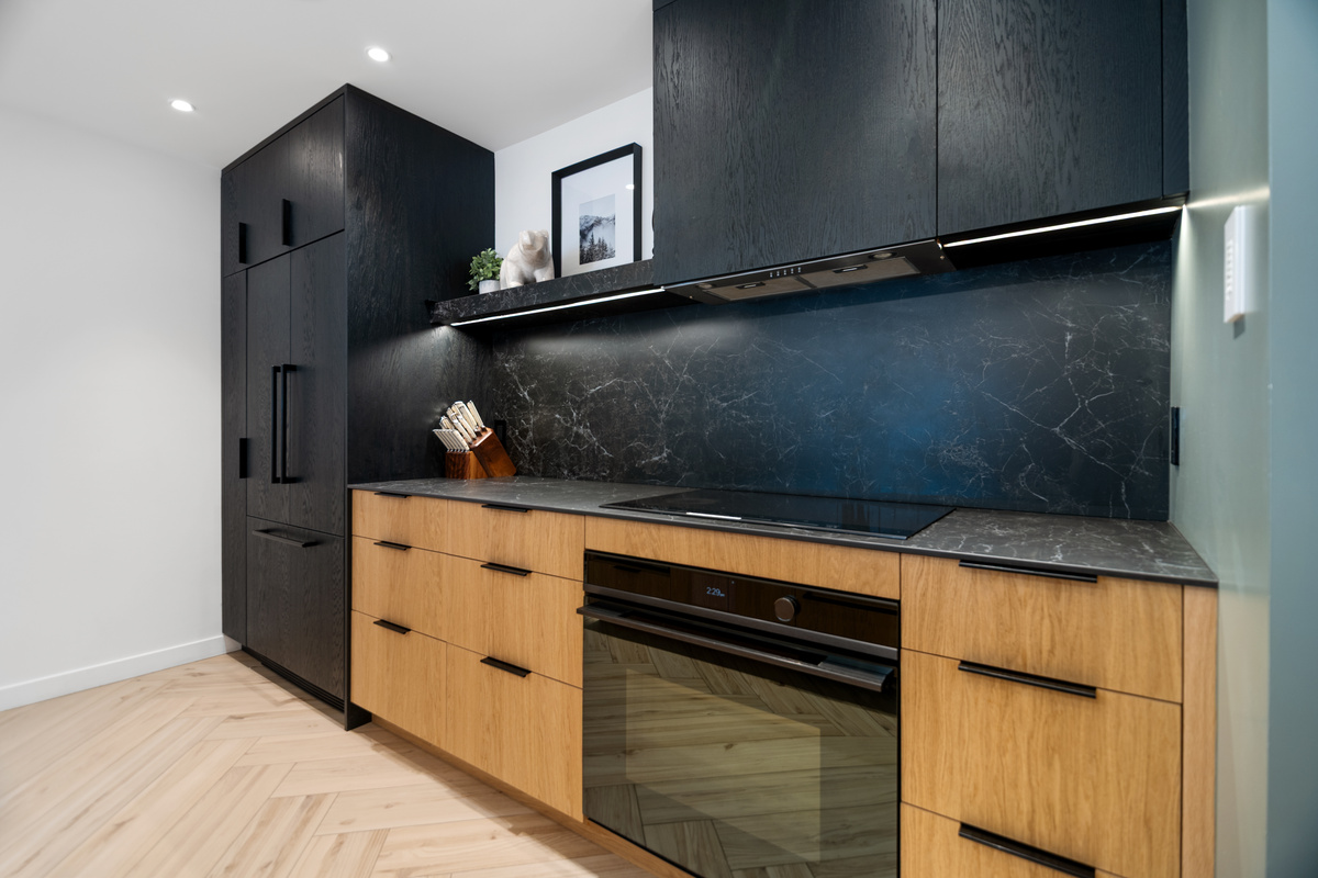 Kitchen wall with oven and induction cooktop