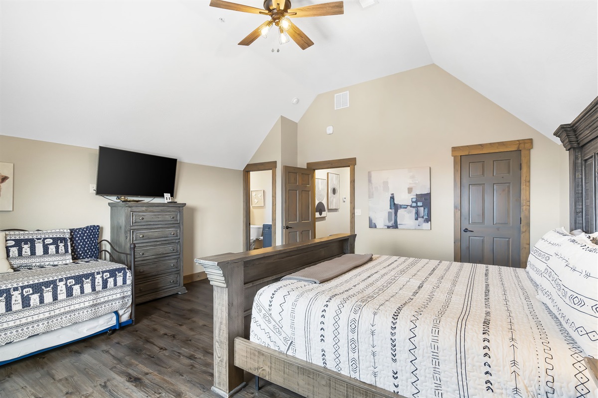 Upstairs King bed #1 with Twin day bed and ensuite bathroom!