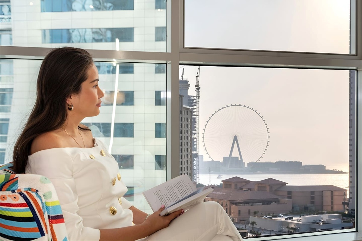 Relax in this tranquil corner with stunning views of Ain Dubai, where the cityscape meets the sea.