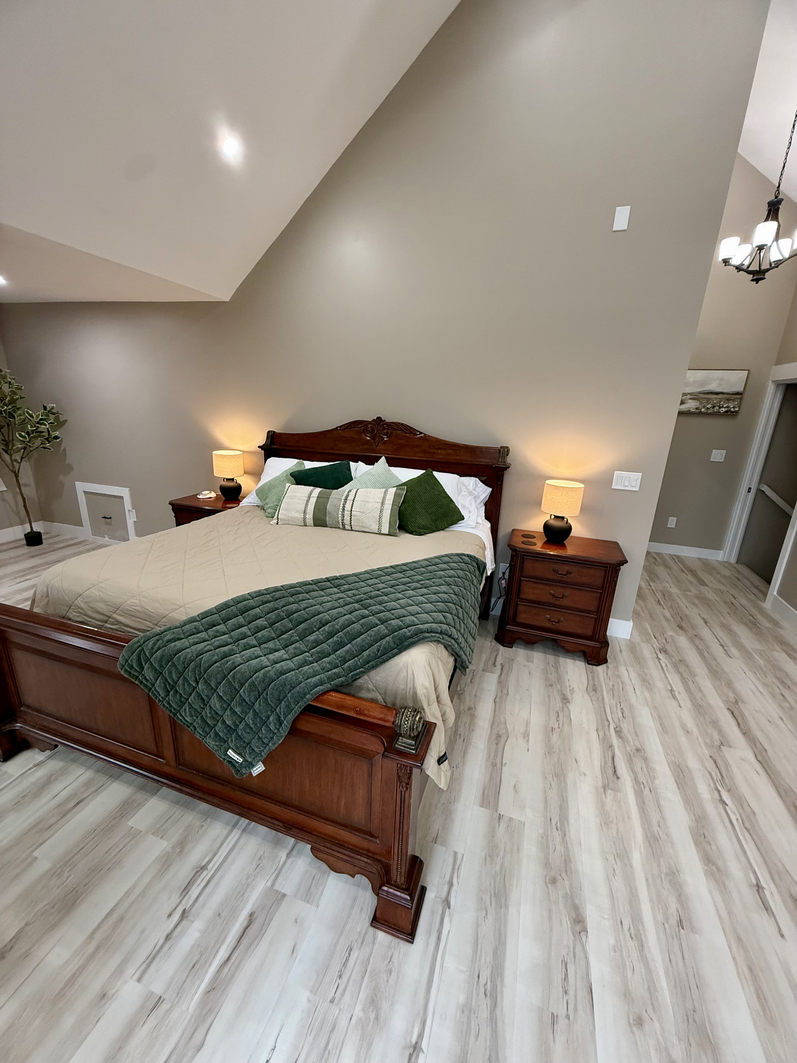 Master bedroom - king sized bed with 2 soft pillow, 2 firm pillows and a white noise maker