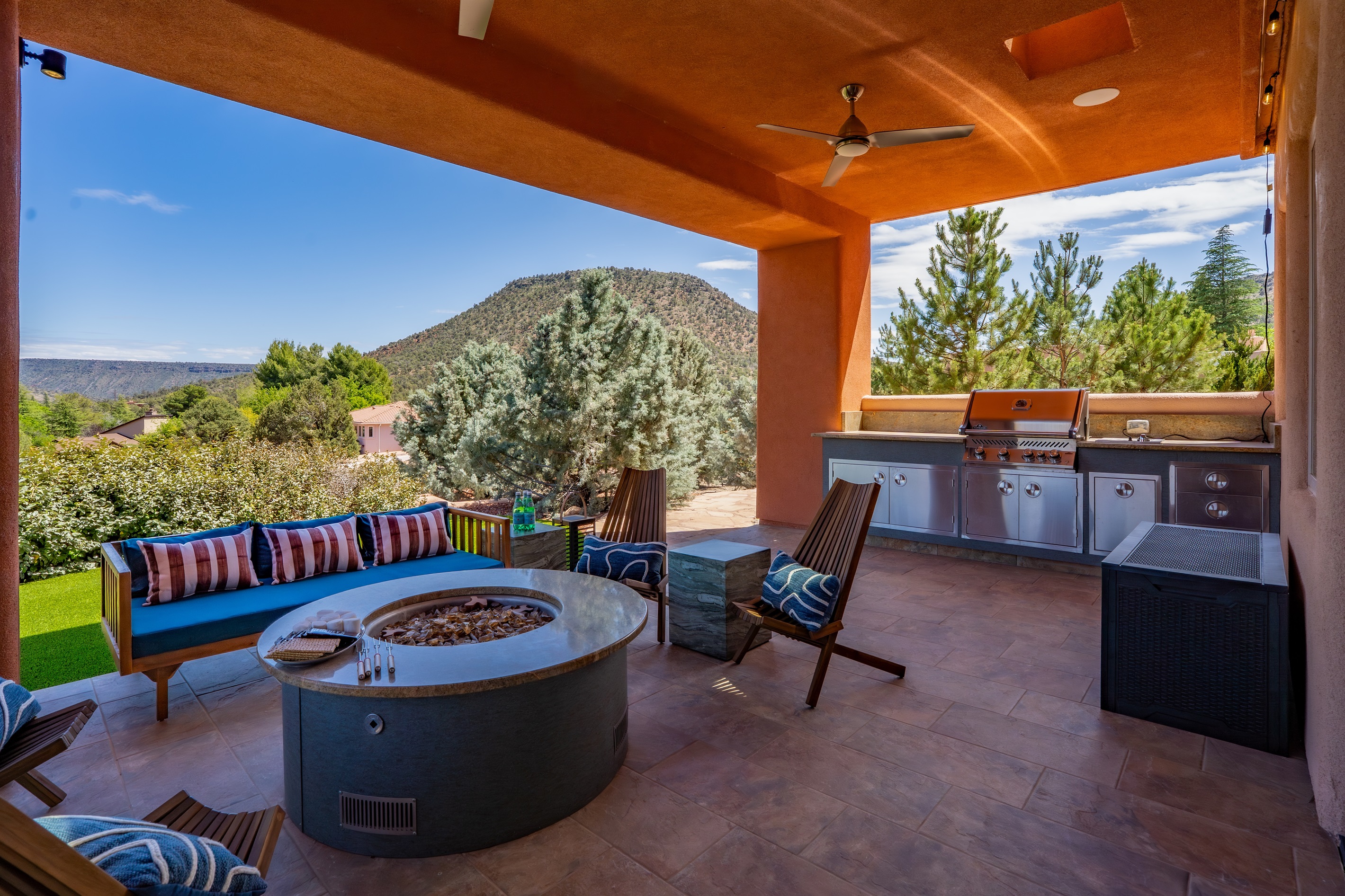 Dine and unwind al fresco. Our premium outdoor living space features a custom fire pit lounge and a state-of-the-art built-in Napoleon grill for the ultimate BBQ.
