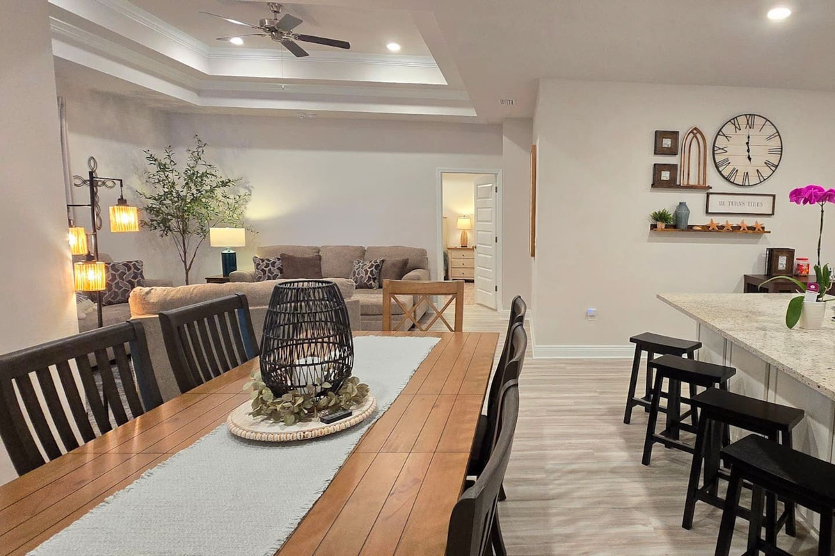 Plenty of seating around the dining table plus breakfast bar for 4.
