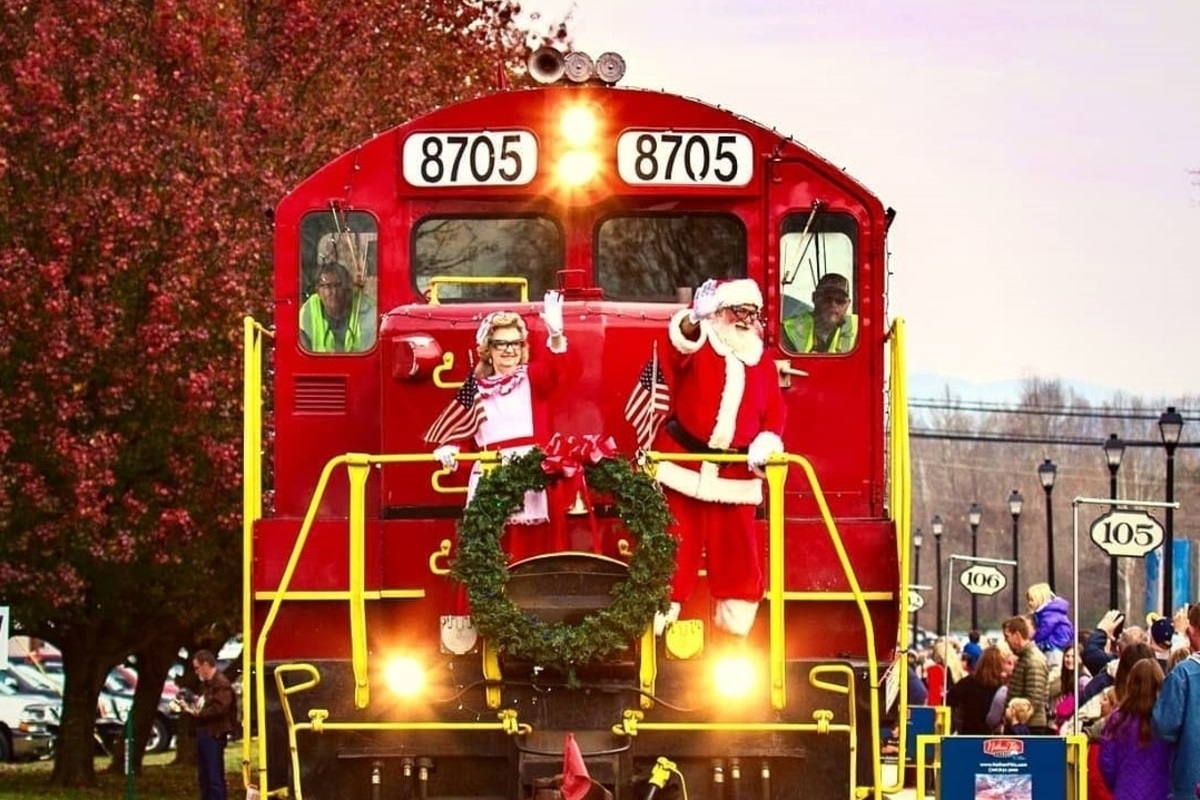 🎅🚂 All aboard the holiday magic! Meet Santa on the Blue Ridge Scenic Railway and make your mountain getaway extra merry. 🌲✨
