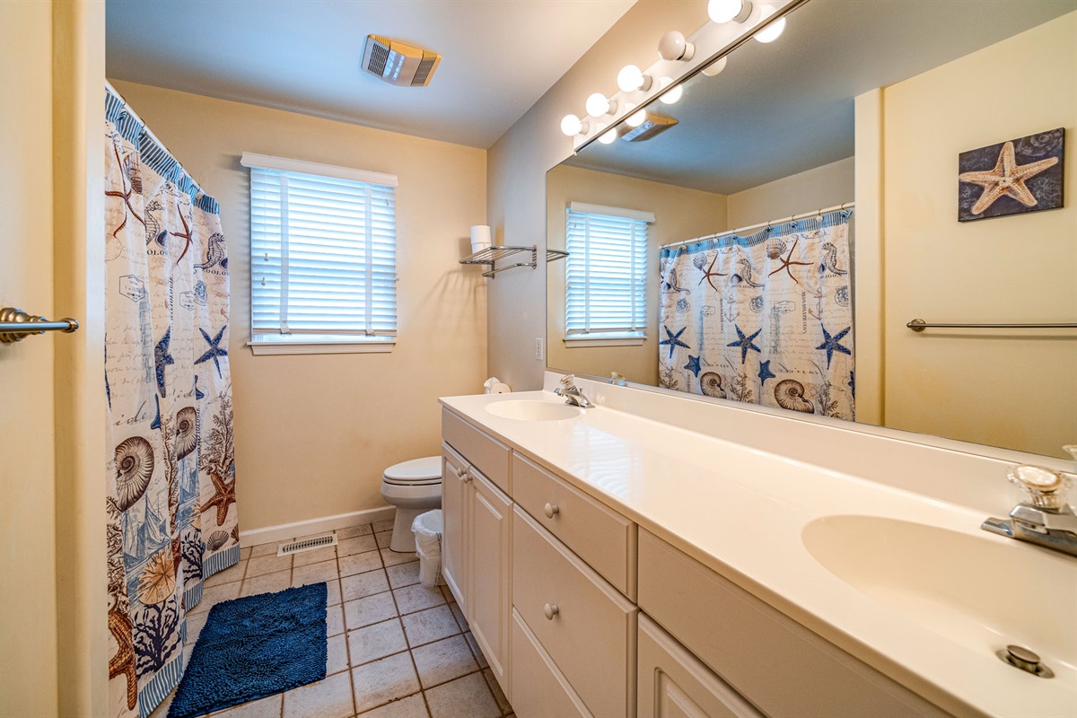 King bedroom's ensuite bathroom