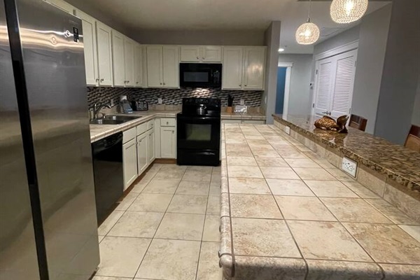 Fully stocked Kitchen with built-in USB/USB-c Ports in island outlets