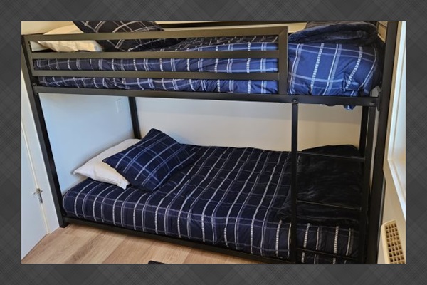 Downstairs bedroom: Twin bunkbeds