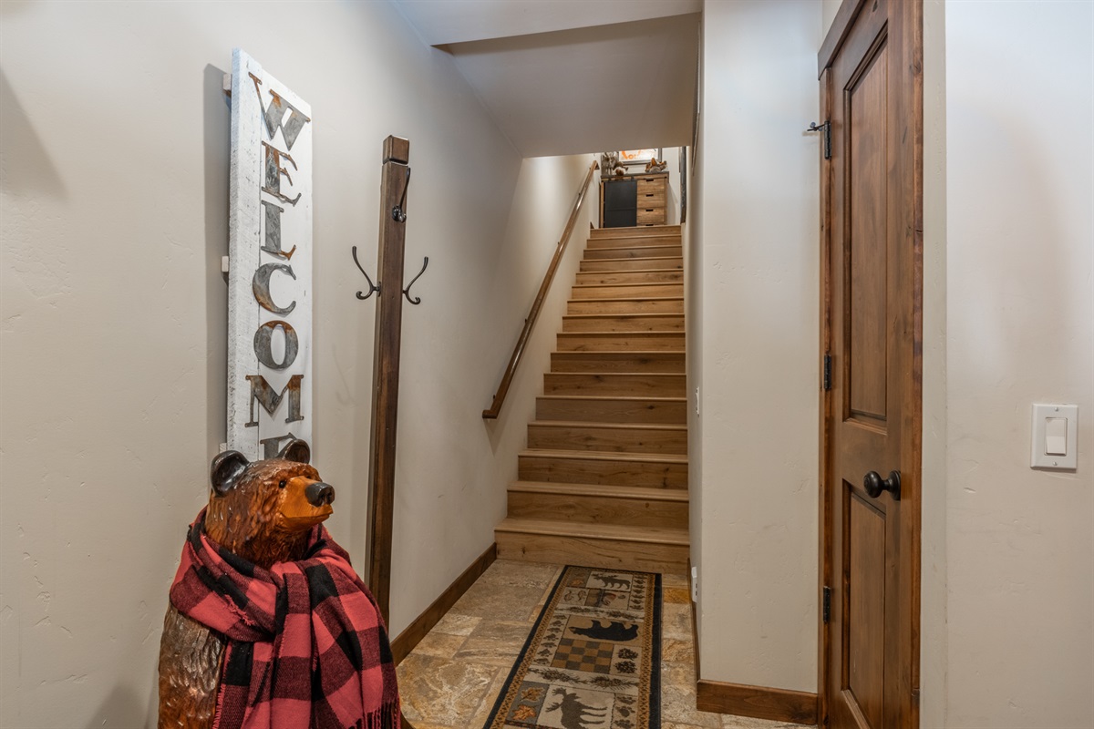 The entry foyer at Bear’s Denoffers a welcoming space to drop gear and settle in after a day on the mountain, with easy access to the garage and living areas above.