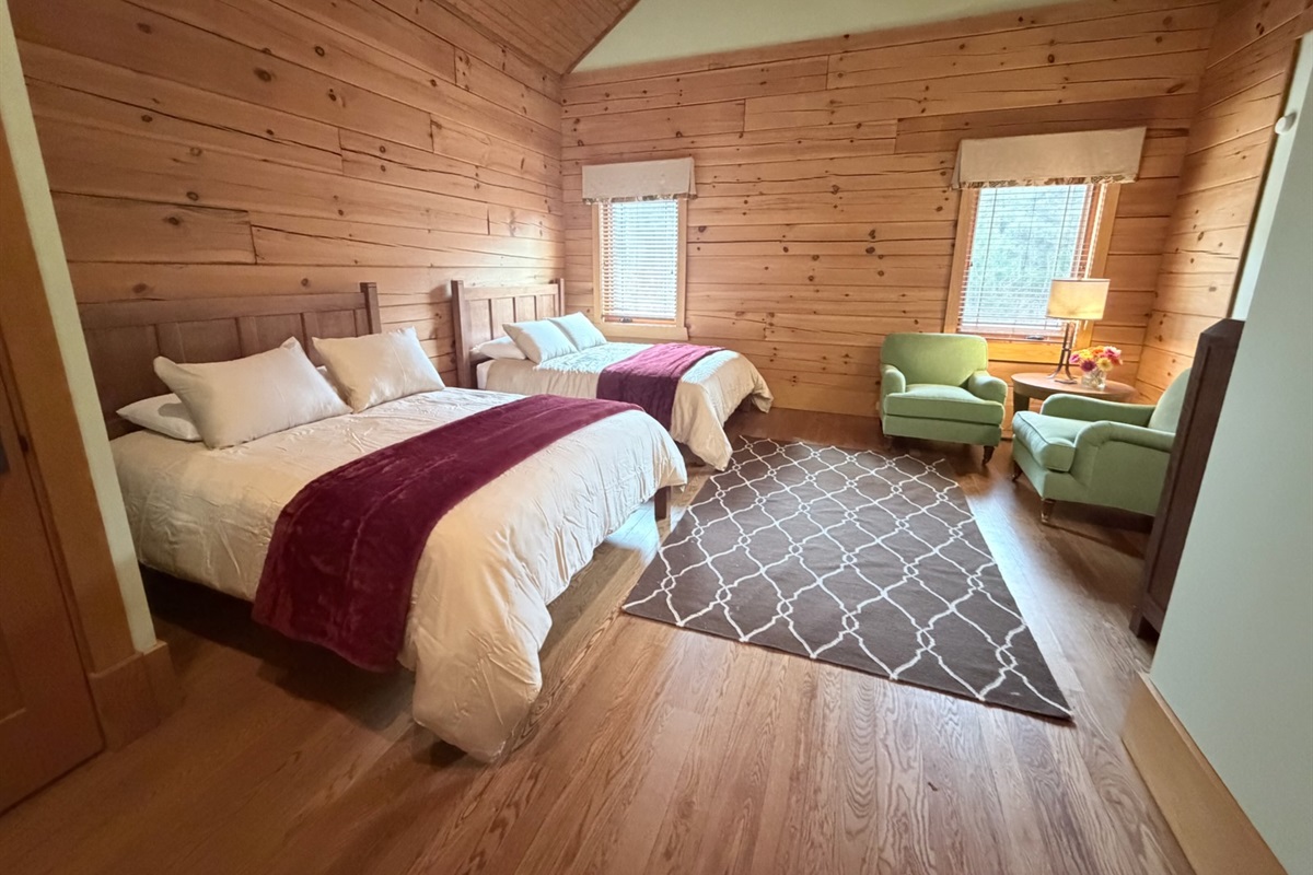 Send bedroom with 2 queen beds