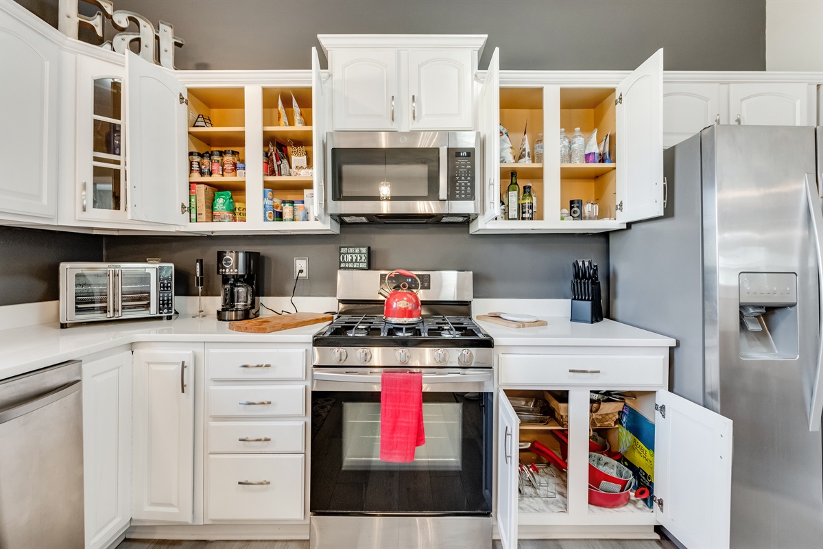 Gourmet Kitchen: Whip up delicious meals with modern appliances and vibrant decor!